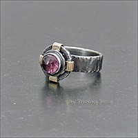 Лаконичное кольцо с шпинелью красивого винного цвета.