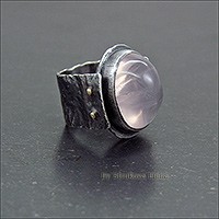 Крупное кольцо с широкой фактурной шинкой, вставка - кабошон розового кварца.