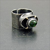 Оригинальное кольцо с апатитом тёмно-зелёного цвета.