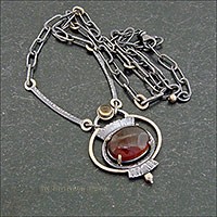 Ожерелье с гранатом насыщенного красного цвета и цитрином.
