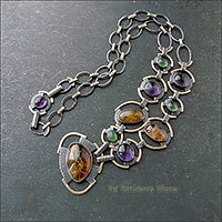 Ожерелье с натуральными камнями - турмалином, аметистом и змеевиком