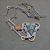 Небольшое лаконичное ожерелье с апатитом и солнечным камнем.