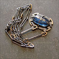 Лаконичное ожерелье с кианитом.