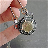 Небольшое, изящное ожерелье с турмалином.