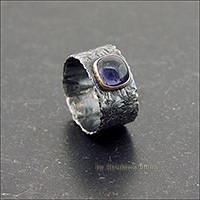 Лаконичное кольцо с иолитом тёмного сине-фиолетового цвета.