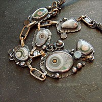 Ожерелье на кожаном шнуре с океанической яшмой и халцедоном.