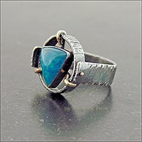 Кольцо с апатитом красивого синего цвета.