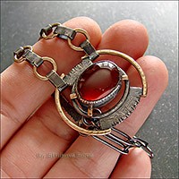 Ожерелье с гранатом насыщенного красного цвета.