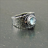 Кольцо с цирконом светло-голубого цвета.