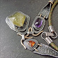 Ожерелье на кожаном шнуре с натуральными камнями.