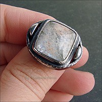 Лаконичное кольцо с беломоритом