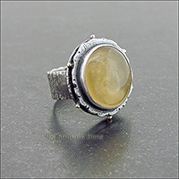 Лаконичное крупное кольцо с янтарём жёлтого (с лимонным оттенком) цвета.