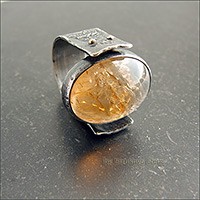 Крупное лаконичное кольцо с цитрином