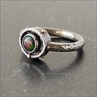 Лаконичное кольцо с опалом.