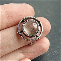 Кольцо с мосс аквамарином, выполнено из серебра, декорировано латунью, металл патинирован и частично отполирован. Камень полупрозрачный, с включениями, расположение в кольце не симметрично. На размер 17-17,3, вес 5,3 г.