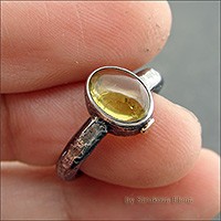 Небольшое лаконичное кольцо с турмалином.