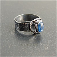 Лаконичное кольцо с кианитом.