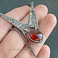 Небольшое изящное ожерелье с гранатом-гессонитом.