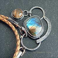 Асимметричное ожерелье с лабрадором и оптическим кальцитом.