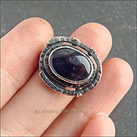 Перстень с иолитом темного сине-фиолетового цвета.