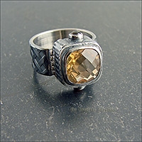 Лаконичный перстень с цитрином.