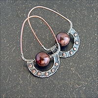 Серьги-кольца с жемчугом шоколадного цвета.