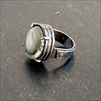 Лаконичное кольцо с океанической яшмой.