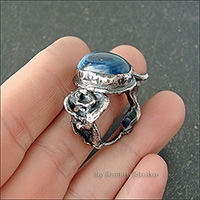 Кольцо с агатом замечательного синего цвета.
