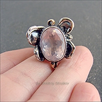 Фантазийный перстень с розовым кварцем.