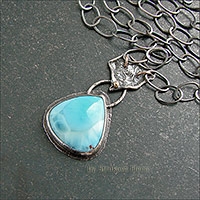 Лаконичное ожерелье с ларимаром нежно-голубого цвета.