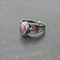 Лаконичное кольцо с розовым турмалином.