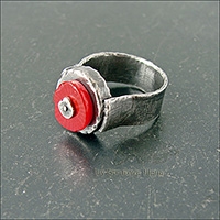 Перстень с кораллом насыщенного красного цвета.