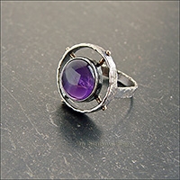 Перстень с аметистом насыщенного фиолетового цвета.