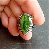 Перстень с хромдиопсидом красивого зелёного цвета.