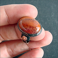 Лаконичный перстень с агатом красивого оранжево-коричневого цвета.