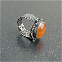 Перстень с солнечно-оранжевым сердоликом.