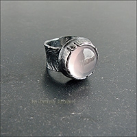 Лаконичный перстень с розовым кварцем.