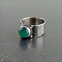 Лаконичное кольцо с зелёным ониксом.