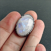 Лаконичный перстень с лунным камнем.