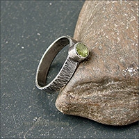 Лаконичное кольцо с хризолитом.