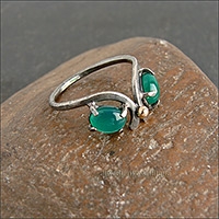 Изящное кольцо с зелёным ониксом.