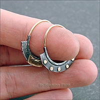 Небольшие лаконичные серьги-кольца.