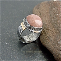 Лаконичный перстень с солнечным камнем.