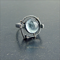 Перстень с аквамарином нежного светло-голубого цвета.