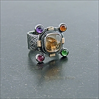 Разноцветный перстень с натуральными камнями.