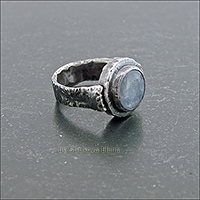 Перстень с танзанитом серо-синего цвета.