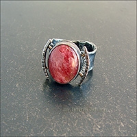Перстень с родонитом красивого, насыщенного цвета.