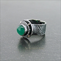 Кольцо с зелёным ониксом.