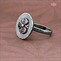 Перстень с разноцветными турмалинами.