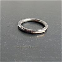 Лаконичное кольцо, которое можно носить самостоятельно или комбинировать с другими.